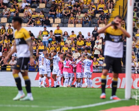 Papão faz 4 no líder Criciúma e manda recado: "Ainda estamos vivos!"