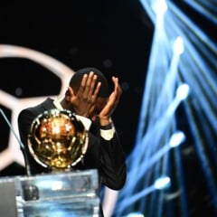 A Bola de Ouro 2025 tem um vencedor inédito: Ousmane Dembélé, atacante do Paris Saint-Germain, foi eleito o melhor jogador do mundo