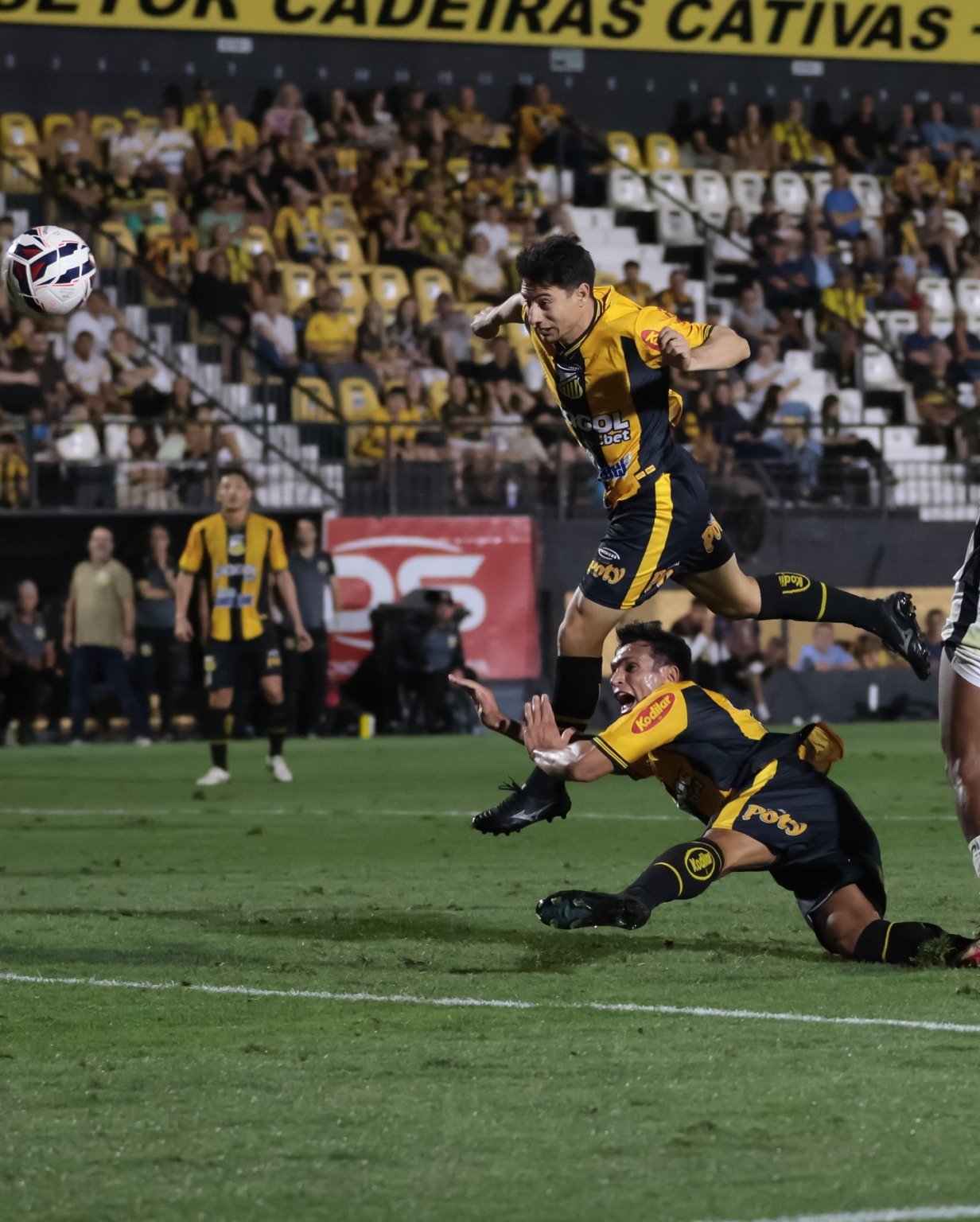 Em partida isolada da 27ª rodada, realizada nesta sexta-feira, o time paulista pressionou até o fim e foi recompensado com um gol nos acréscimos