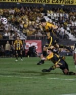 Em partida isolada da 27ª rodada, realizada nesta sexta-feira, o time paulista pressionou até o fim e foi recompensado com um gol nos acréscimos