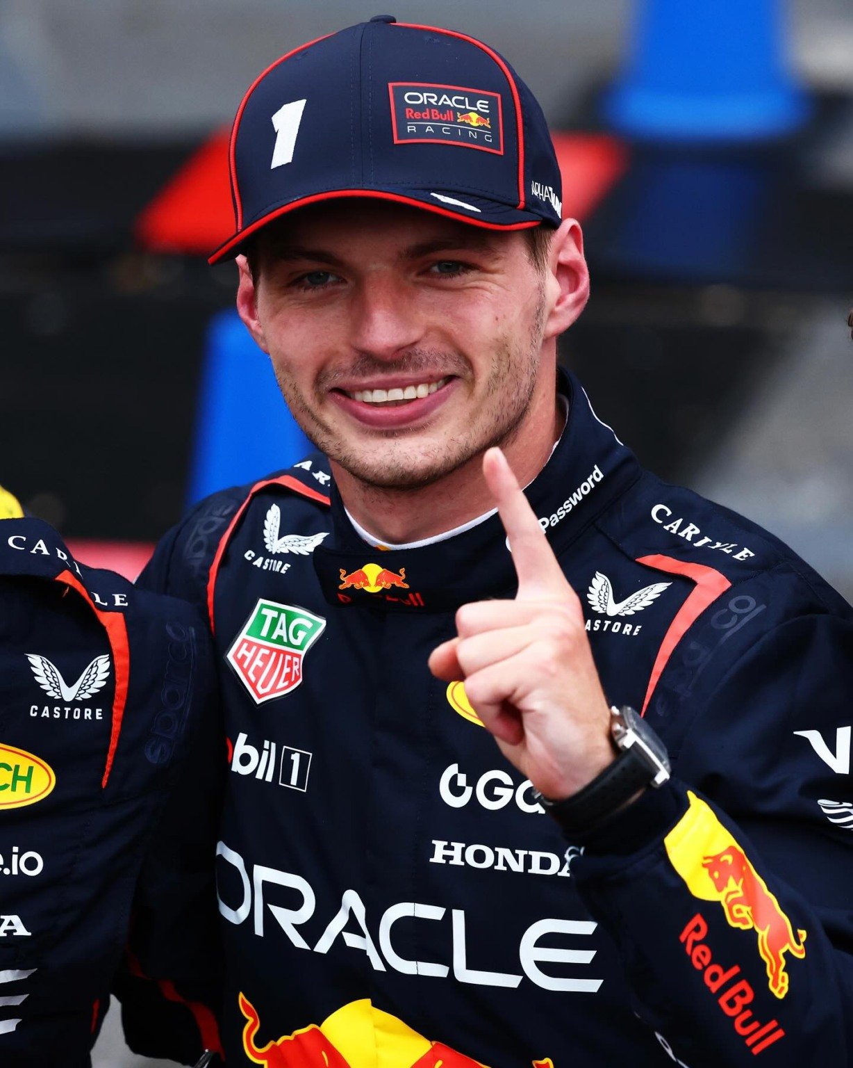 O piloto holandês, da Red Bull, largou na pole position e ganhou o GP do Azerbaijão, neste domingo (21), disputado no circuito de rua de Baku.