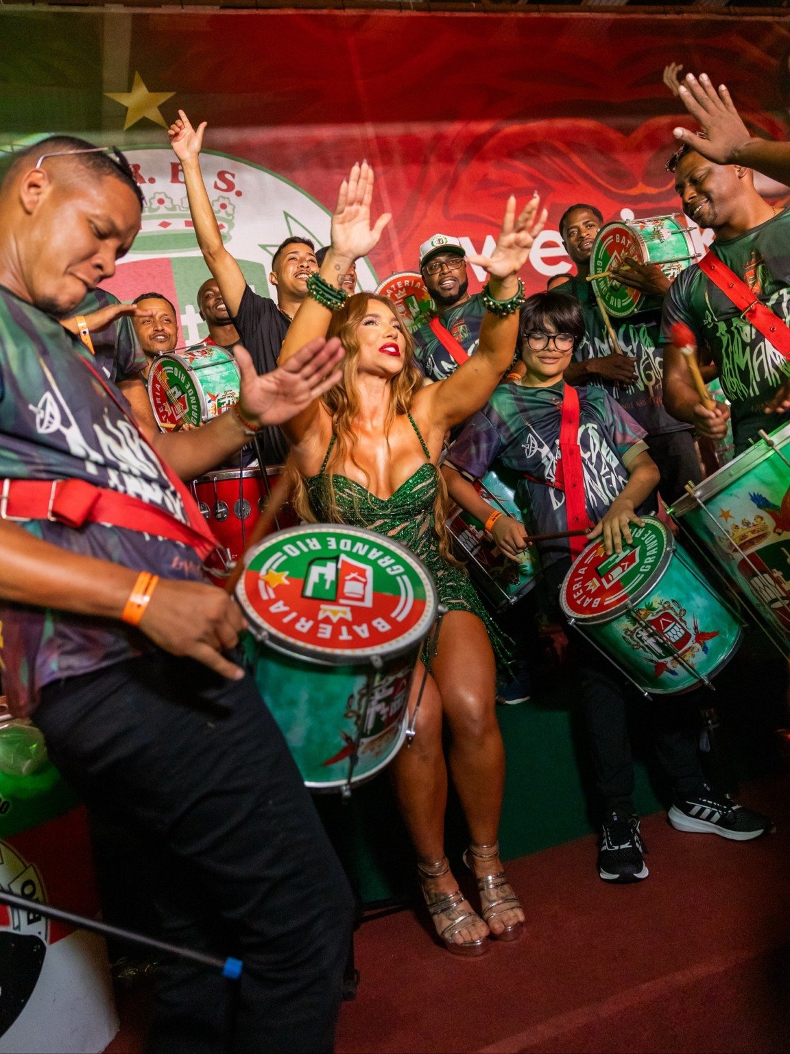 Influenciadora estreia como rainha de bateria da Grande Rio e enfrenta recepção morna do público.