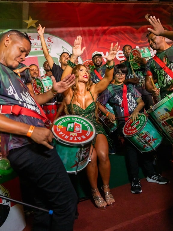 Influenciadora estreia como rainha de bateria da Grande Rio e enfrenta recepção morna do público.