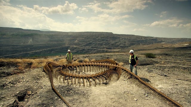 Reconstrução do esqueleto de  T. cerrejonensis no local onde foi descoberto. (Imagem retirada do documentário Titanoboa: Monster Snake) . Foto: Reprodução
