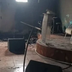Templo da Assembleia de Deus é destruído durante ataque na madrugada; comunidade vê "sinal de fé" em livro sagrado intacto.