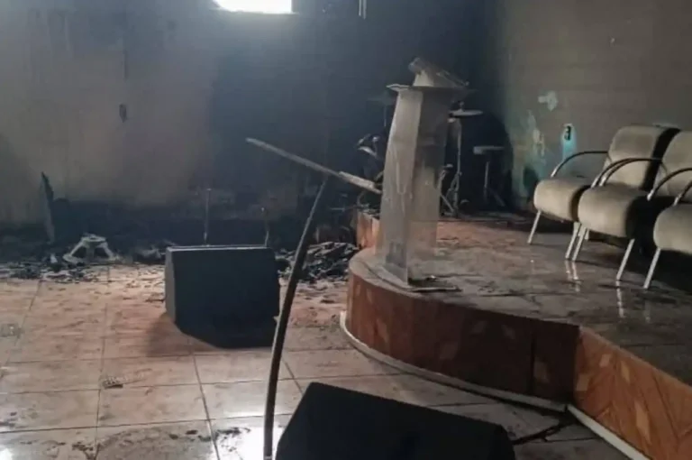 Templo da Assembleia de Deus é destruído durante ataque na madrugada; comunidade vê "sinal de fé" em livro sagrado intacto.