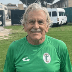 Lamberto Boranga, aos 83 anos, volta a jogar futebol e revela seu segredo: sexo e comida. Descubra a história inspiradora deste goleiro.