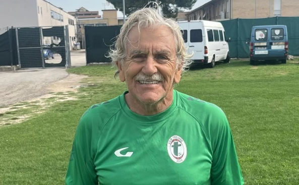 Lamberto Boranga, aos 83 anos, volta a jogar futebol e revela seu segredo: sexo e comida. Descubra a história inspiradora deste goleiro. Lamberto Boranga, aos 83 anos, volta a jogar futebol e revela seu segredo: sexo e comida. Descubra a história inspiradora deste goleiro.