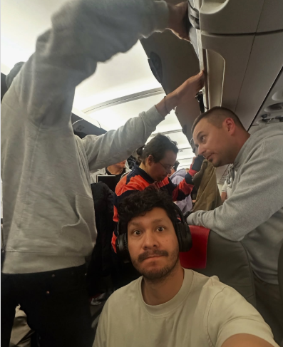 página no Instagram faz sucesso mostrando passageiros que burlam as proibições e se levantam quando a orientação é permanecer sentado.