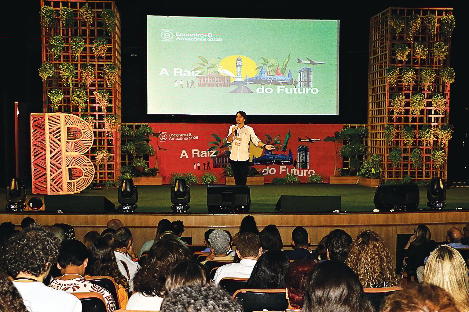 A Universidade Federal do Pará (Ufpa) abriu as portas para a sexta edição do Encontro+B Amazônia 2025, evento que reúne mais de 750 participantes de 20 países sob o lema “A raiz do futuro”. Foto: Antônio Melo