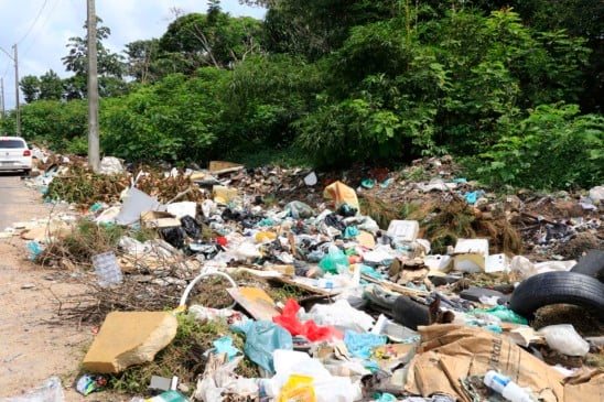 A cidade de Ananindeua, na Grande Belém, uma das maiores do país sem saneamento básico adequado, enfrenta um cenário alarmante de abandono e acúmulo de lixo nas ruas. Foto: Antonio Melo