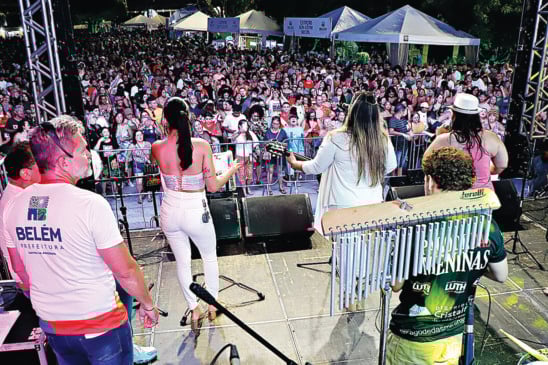 Público lotou a Praça Amazonas para prestigiar os shows e receber os serviços da Prefeitura FOTO: mauro ângelo