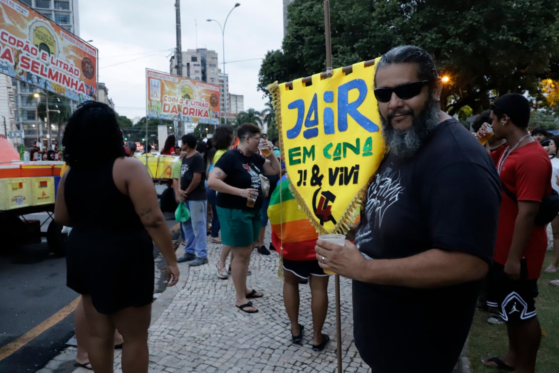 Com palavras de ordem e críticas, manifestantes protestam contra projeto de anistia