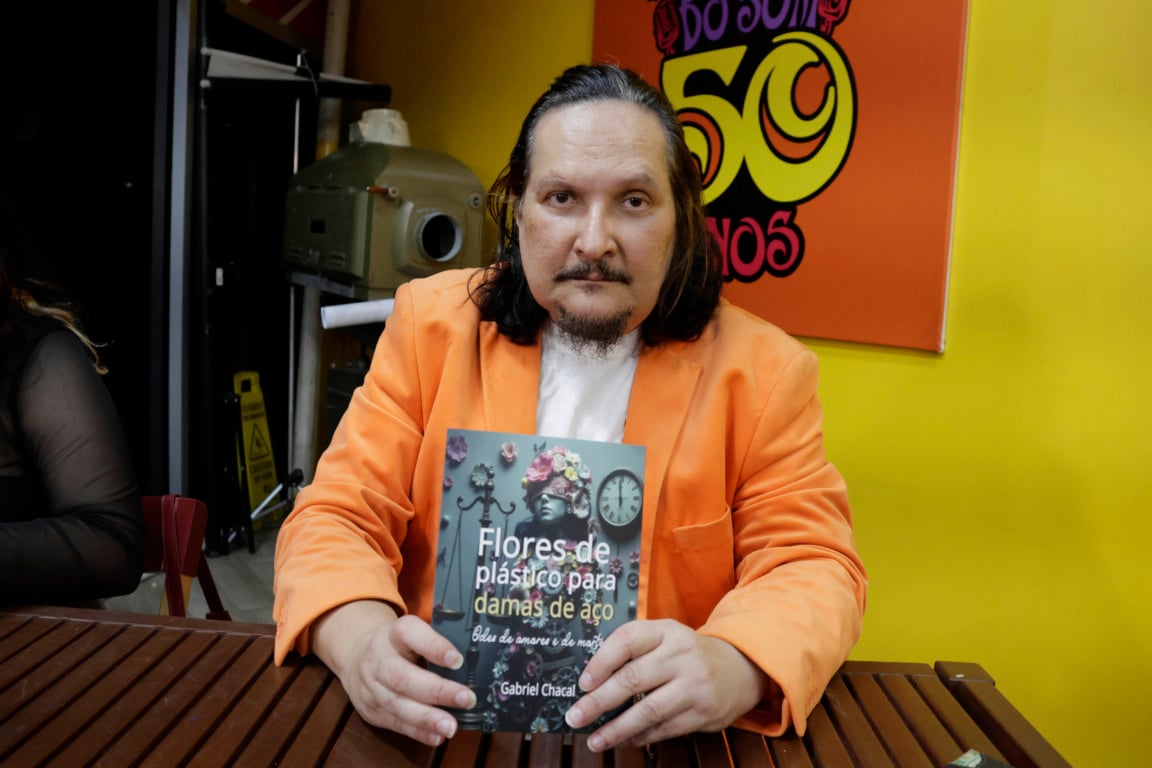 O livro é resultado de anos de dedicação à arte e à poesia, com uma obra que traz versos que exploram temas universais como amor e perda, com um olhar sobre a Amazônia e o mundo contemporâneo.