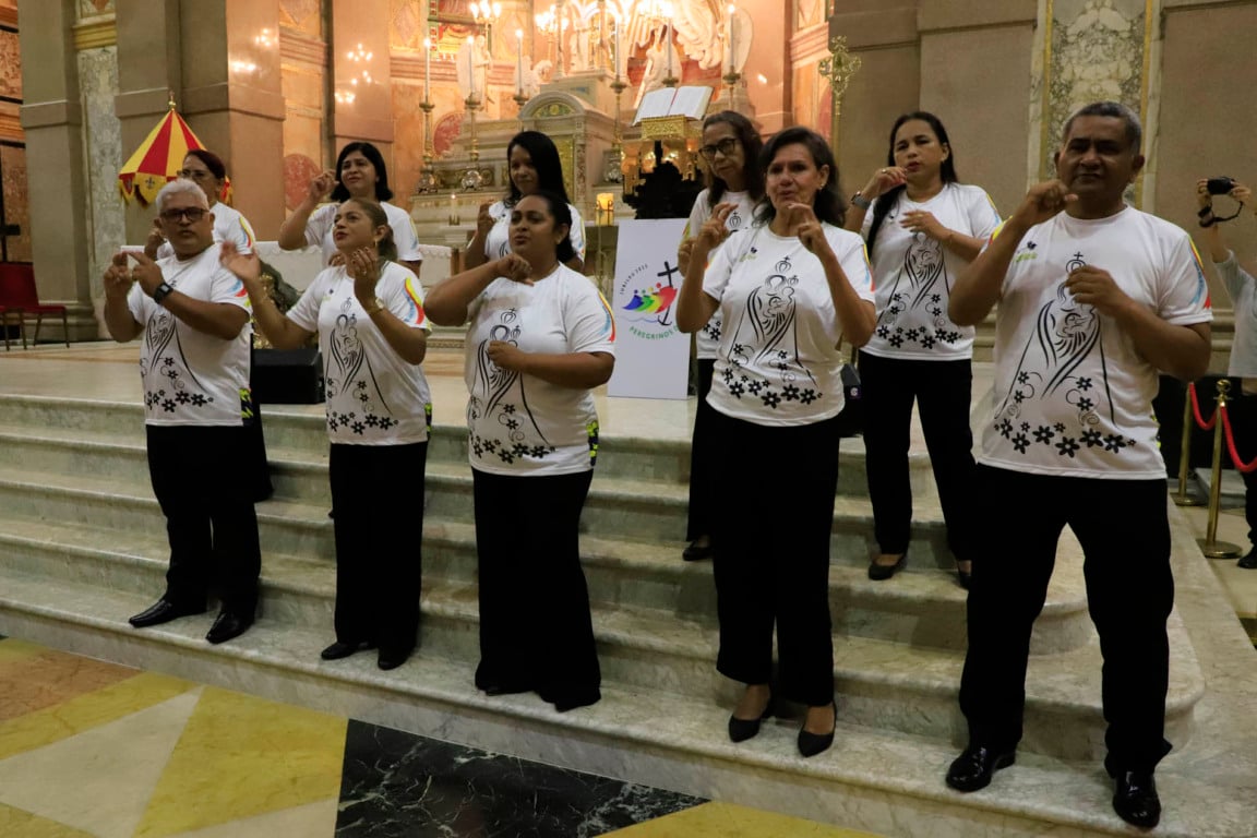 Missa em Libras emociona comunidade surda na Basílica de Nazaré