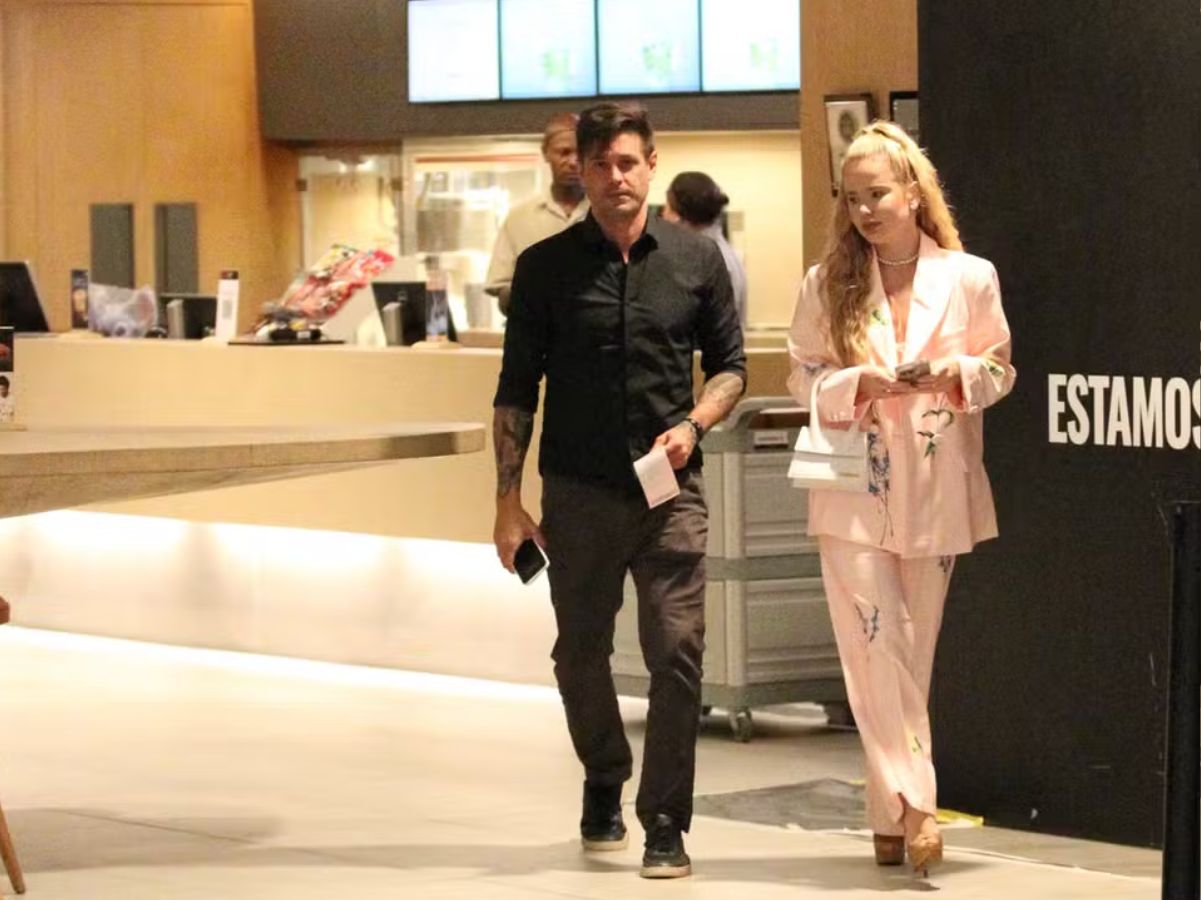 Dado Dolabella é visto com loira misteriosa em viagem