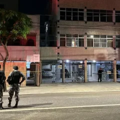 Dois assaltantes, que chegaram em uma motocicleta preta, renderam um pedreiro que trabalhava na obra da casa e o obrigaram a permitir o acesso ao imóvel