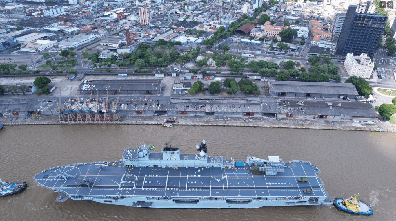 Navio-Aeródromo Atlântico, maior navio de guerra da América Latina, traz tropas e equipamentos para a Operação Atlas e ficará aberto à visitação pública.