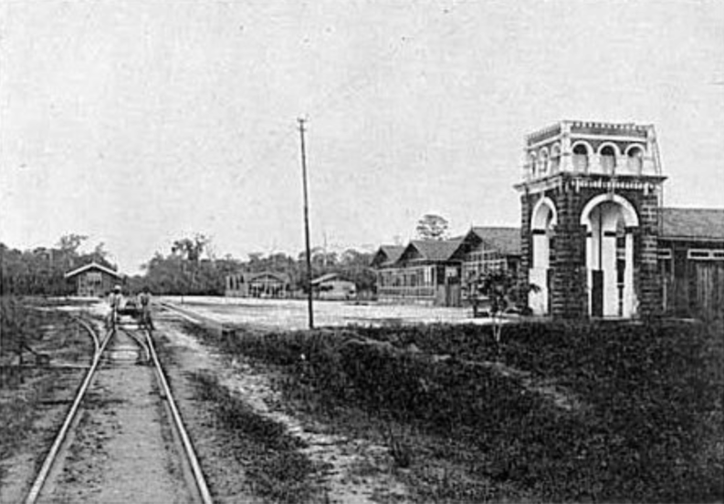 A frente da cidade, ainda com os trilhos da estrada de ferro

FOTO: Fonte - Enciclopédia dos Municípios Brasileiros, IBGE