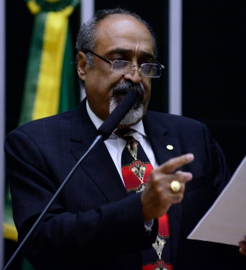 Fiéis da igreja evangélica “Cara de Leão” – sim, essa igreja existe, comemoraram com exaltação a “profecia” do apóstolo Ezequiel Teixeira