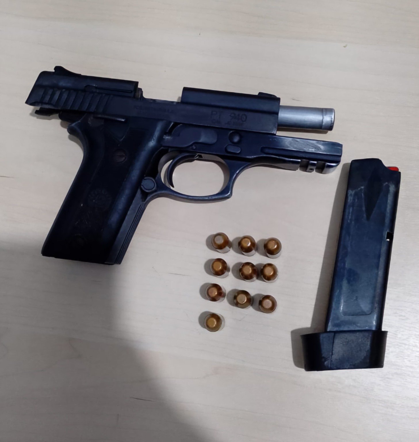 Suspeito baleado em confronto foi identificado como membro de facção criminosa; arma estava com munições e brasão da PM.