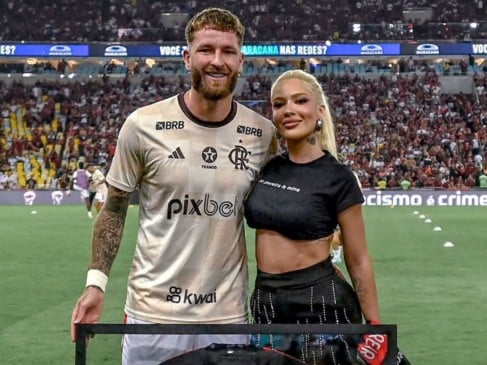 O zagueiro Léo Pereira foi o primeiro a ter o fim do namoro anunciado publicamente. A influenciadora Karoline Lima confirmou à imprensa o término da relação