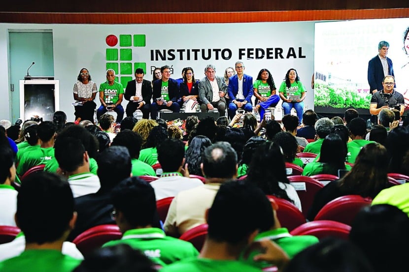 Titular do MEC assinou ontem a Ordem de Serviço para construção de um campus em Alenquer, obra que está orçada em R$ 25 milhões. Foto: Mauro Ângelo/ Diário do Pará.