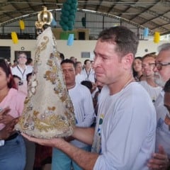 Luciano Simão, coordenador da fazenda Esperança, conduz a imagem peregrina. Foto: Carla Azevedo