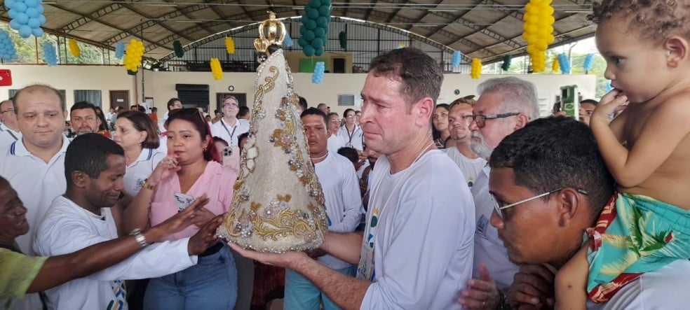 Luciano Simão, coordenador da fazenda Esperança, conduz a imagem peregrina. Foto: Carla Azevedo
