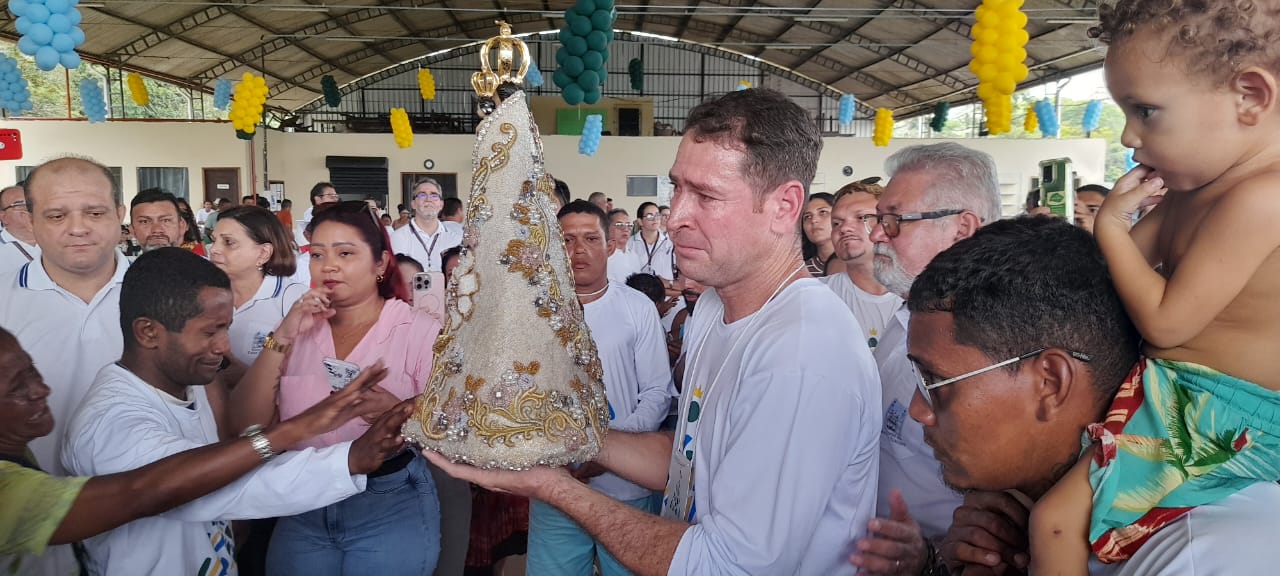 Luciano Simão, coordenador da fazenda Esperança, conduz a imagem peregrina. Foto: Carla Azevedo
