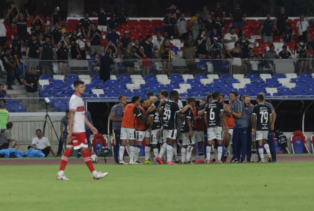 Remo vence o CRB por 4 a 2 no Mangueirão e segue na briga pelo acesso à Série A