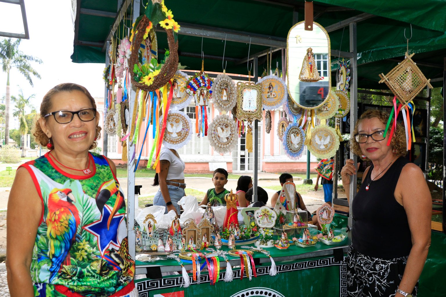 As irmãs Ivone e Ivanilde Rodrigues mostram que o artesanato é uma forma de manter viva a cultura local  FOTOS: ANTÔNIO MELO