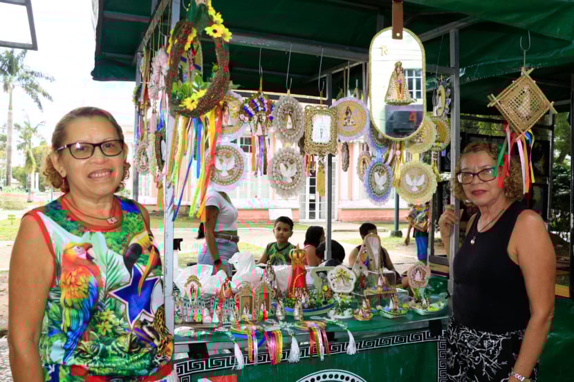 As irmãs Ivone e Ivanilde Rodrigues mostram que o artesanato é uma forma de manter viva a cultura local  FOTOS: ANTÔNIO MELO