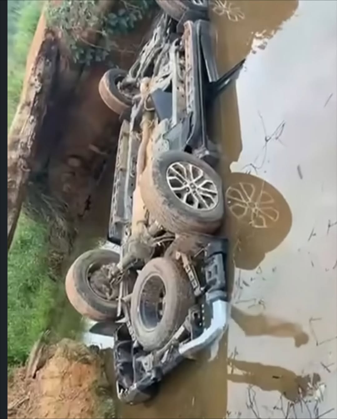 Chocante: veículo despenca de ponte e mata toda uma família no sudeste do Pará Chocante: veículo despenca de ponte e mata toda uma família no sudeste do Pará