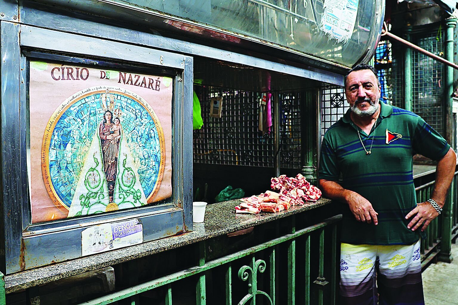 Trabalhadores do complexo do Ver-o-Peso para conversar com feirantes e trabalhadores para contarem suas relações de fé com Nossa Senhora de Nazaré. Foto: Irene Almeida/Diário do Pará.
