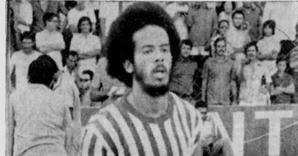 Allan Cole, ex-atacante do Náutico e amigo de Bob Marley, faleceu aos 74 anos. Conheça sua trajetória e legado no futebol e na música.