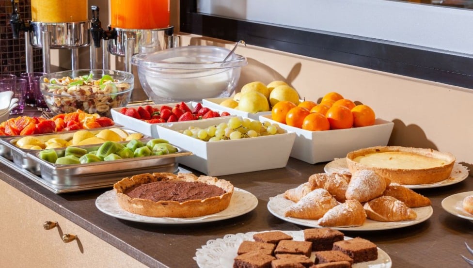 Hotéis adotam estratégias sutis nos buffets de café da manhã — como pratos menores, porções individuais e avisos contra desperdício — para evitar exageros e reduzir o consumo de alimentos.