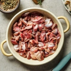 Descubra como a moela de frango, uma carne barata e nutritiva, supera o ovo em proteína e é uma excelente opção para sua dieta.
