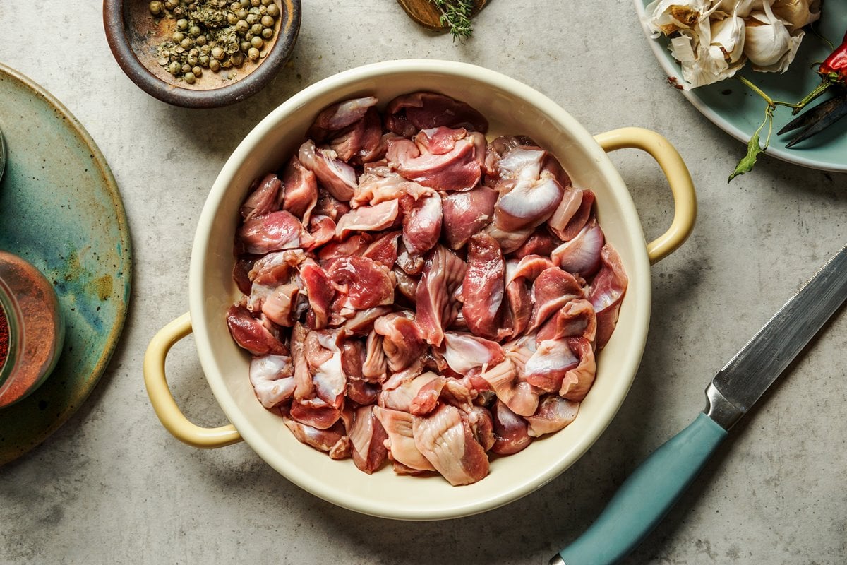Descubra como a moela de frango, uma carne barata e nutritiva, supera o ovo em proteína e é uma excelente opção para sua dieta.

