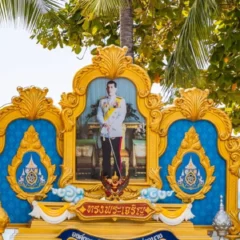 Com uma “baba quase infinita” e passando longe da “lisolândia”, o rei Maha Vajiralongkorn, conhecido como Rama X, ocupa hoje o posto de monarca mais rico do mundo.