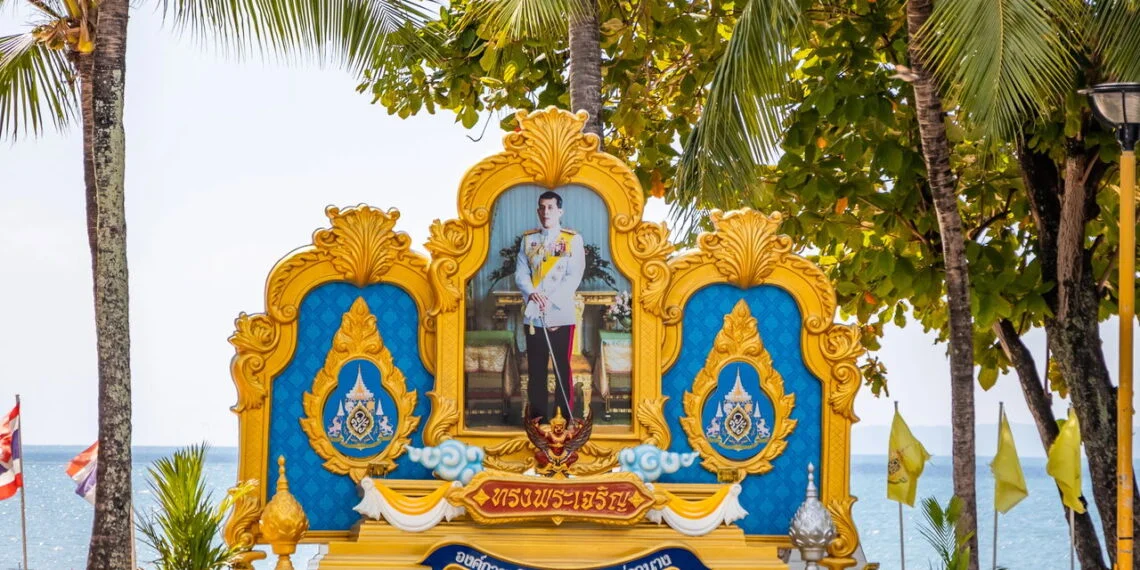 Com uma “baba quase infinita” e passando longe da “lisolândia”, o rei Maha Vajiralongkorn, conhecido como Rama X, ocupa hoje o posto de monarca mais rico do mundo.