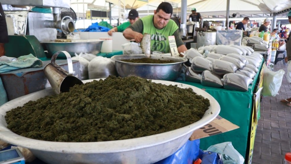 Círio aquece venda de maniva no Ver-o-Peso e movimenta tradição da maniçoba