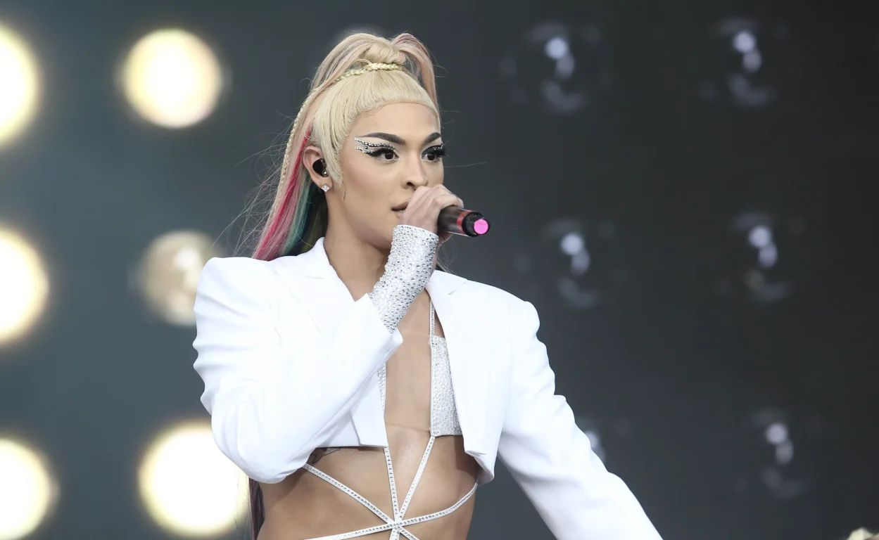 Pabllo Vittar levou um susto enquanto se apresentava no Club Vittar, em Goiânia (GO), na noite de sexta-feira (5). A artista se jogou do palco esperando que a plateia a segurasse, mas acabou caindo no chão.