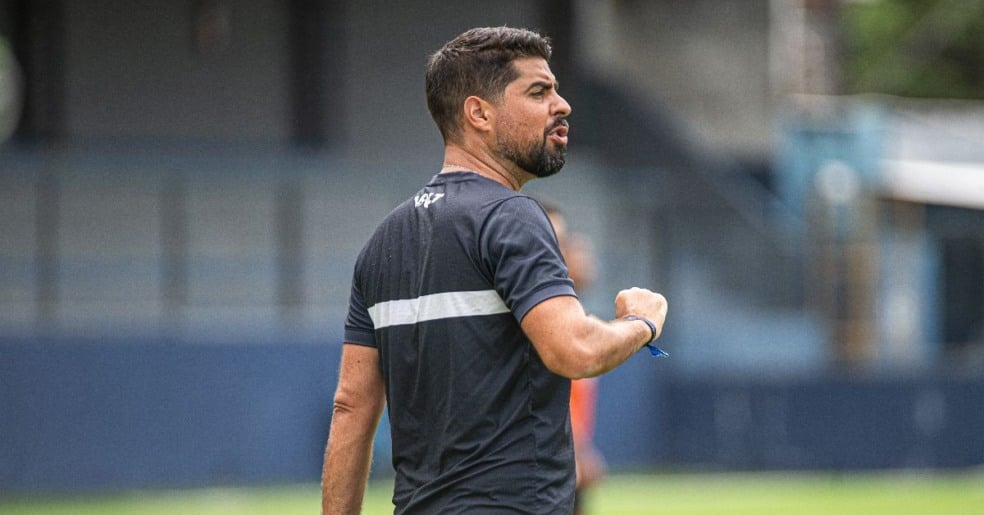 O técnico António Oliveira é o principal alvo dos torcedores e segue na corda bamba mesmo com a blindagem de Marcos Braz - Foto: Samara Miranda/Remo