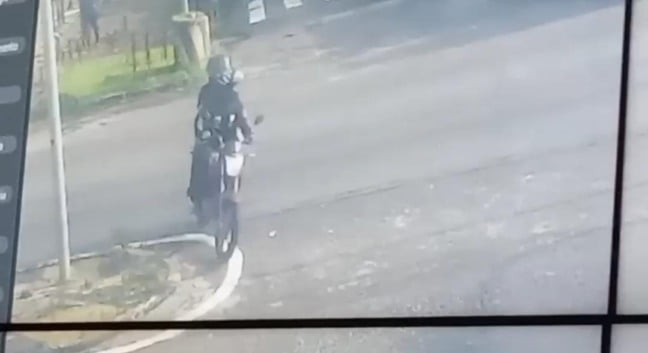 Atirador está sendo procurado pela polícia.