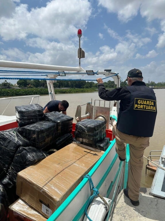 PF age contra contrabando no Pará e apreende barco lotado de produtos ilegais