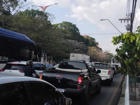 Motoristas e pedestres devem redobrar a atenção ao trânsito no bairro do Marco, em Belém, na tarde desta quinta-feira (25).