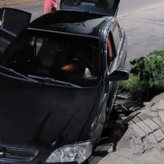 Imagens de segurança registraram o momento em que o condutor perde o controle, invade a contramão e atinge a calçada do órgão público. O homem não ficou ferido gravemente.