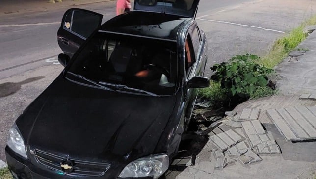 Imagens de segurança registraram o momento em que o condutor perde o controle, invade a contramão e atinge a calçada do órgão público. O homem não ficou ferido gravemente.