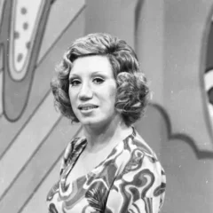 A atriz e comediante Berta Loran faleceu na madrugada de 29 de setembro de 2025, aos 99 anos, deixando um legado inestimável no cenário do humor brasileiro.